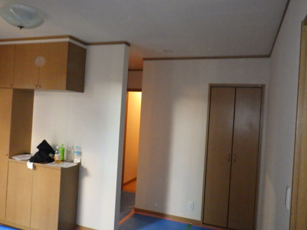 1階玄関クロスはがし完了