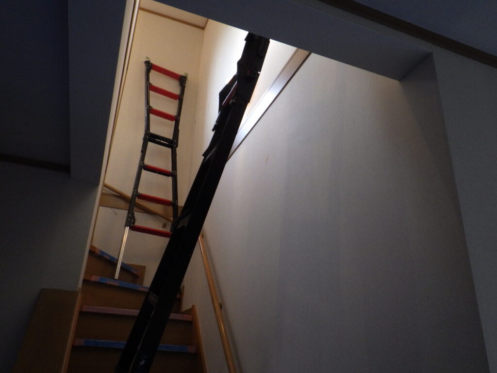 階段上部分クロス剝し完了