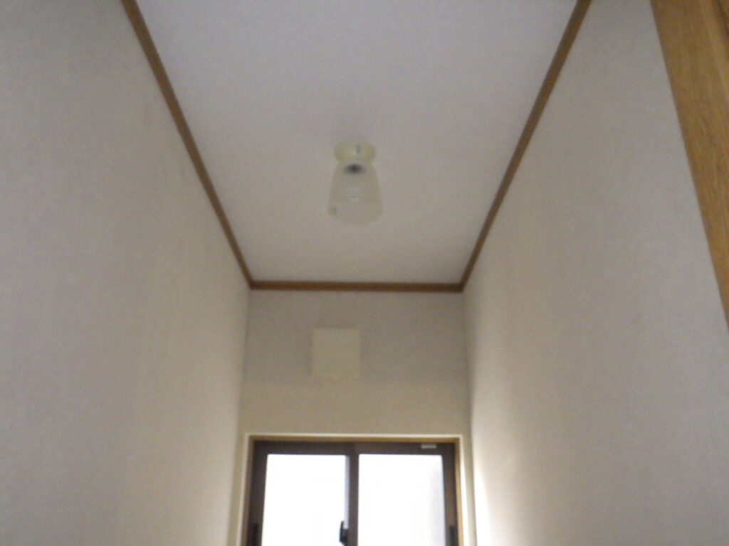 1階天井クロス貼り付け完了 
