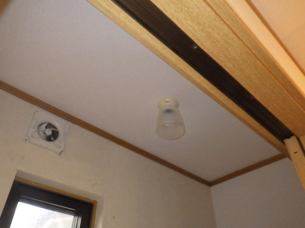 2階トイレ天井クロス貼り付け完了