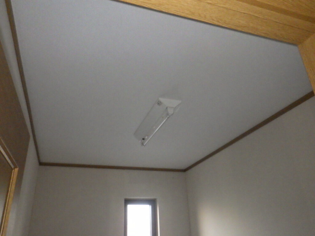 2階収納室天井貼り付け完了