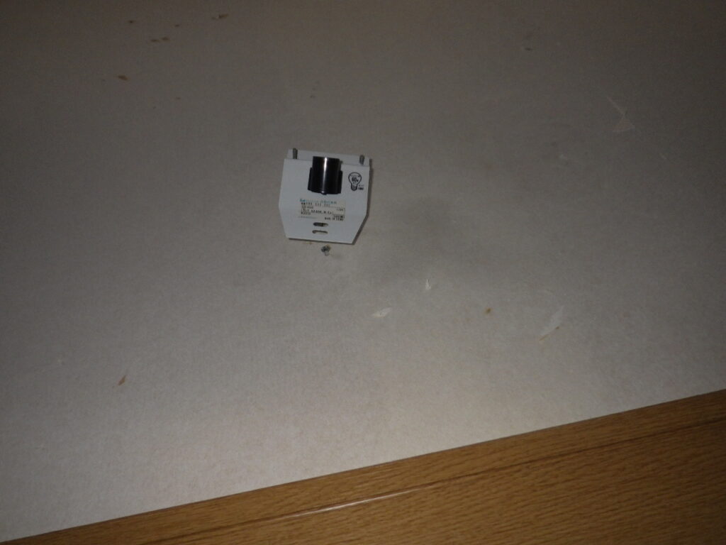 壁についている電気の取り外し完了。