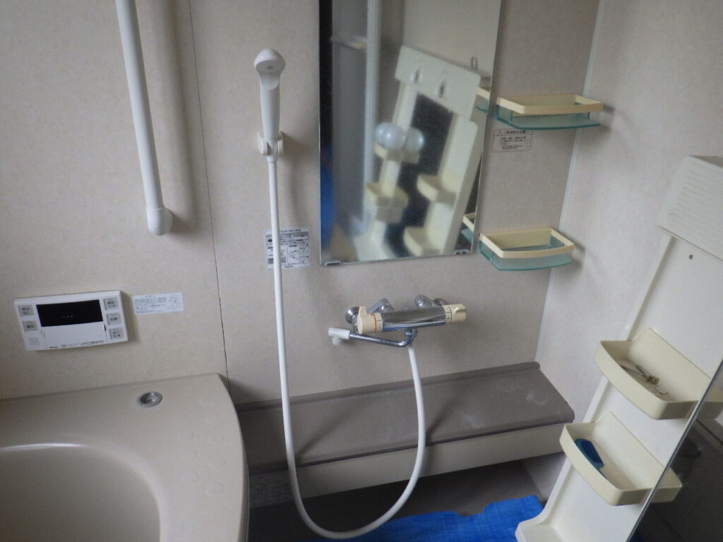 サーモスタット付きシャワーバス水栓の施工前