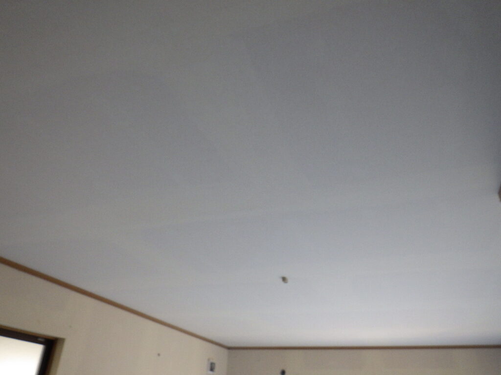 クロス貼り替え前になります。