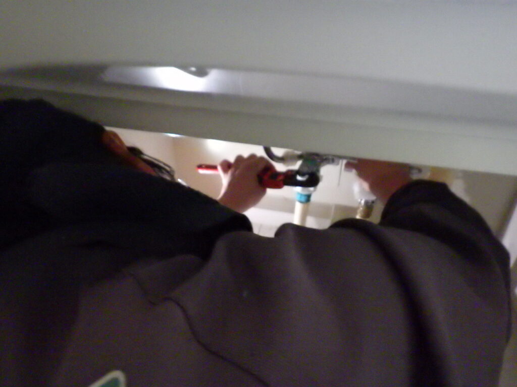 既存の配管を解体している様子になります。