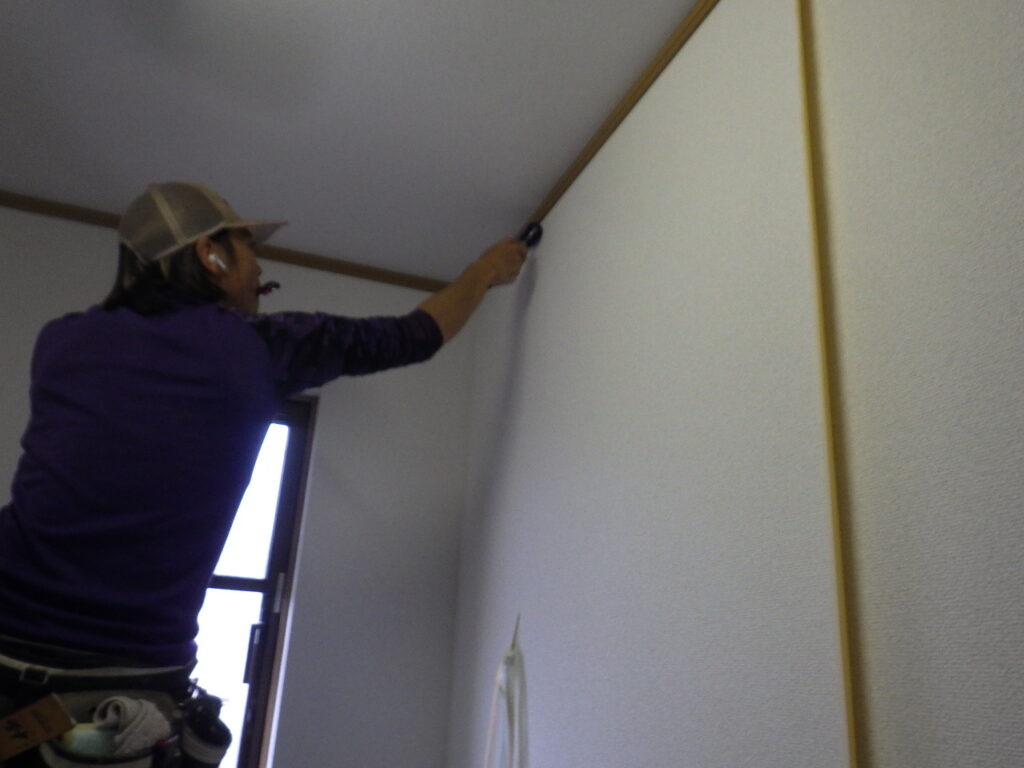 定規で真っ直ぐにクロスをカットし、ジョイントローラーでクロスを圧着していきます。