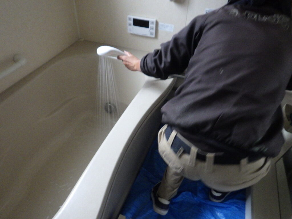 取り付け後は、水漏れがないか水がきちんと出ているかの確認をしていきます。