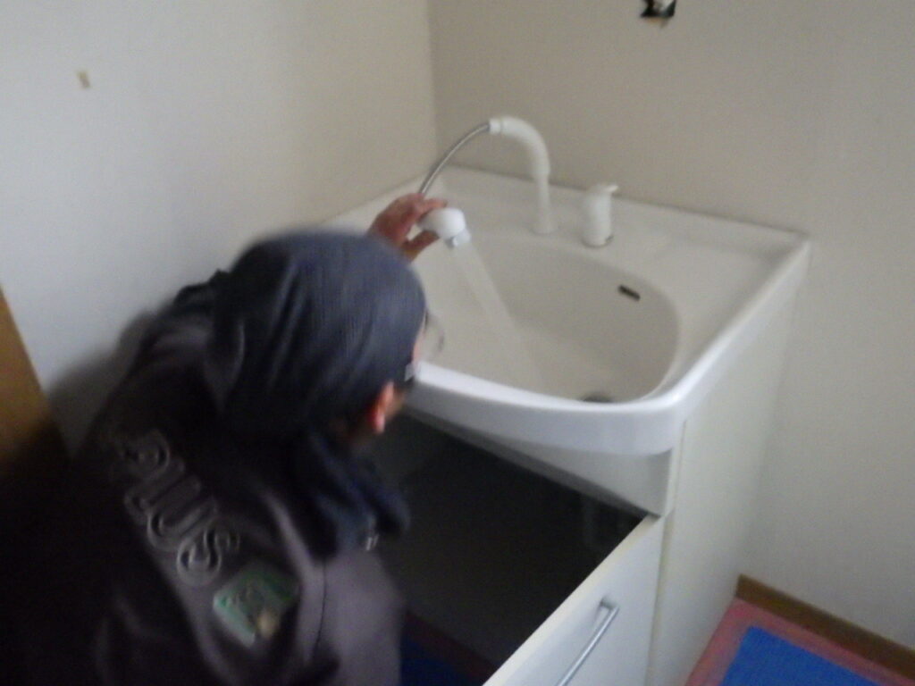 水栓取り付け後は、水がきちんと出ているか、水漏れ箇所がないかなどの確認を行っていきます。