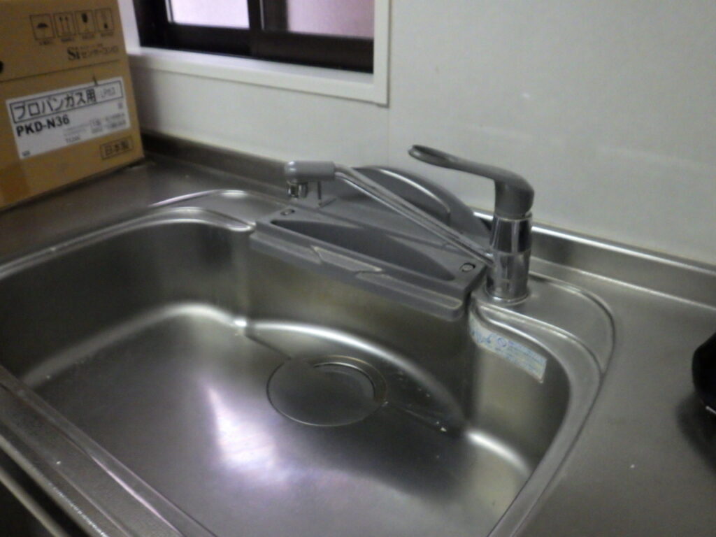 ハンドシャワー付きシングルレバー混合水栓の施工前になります。