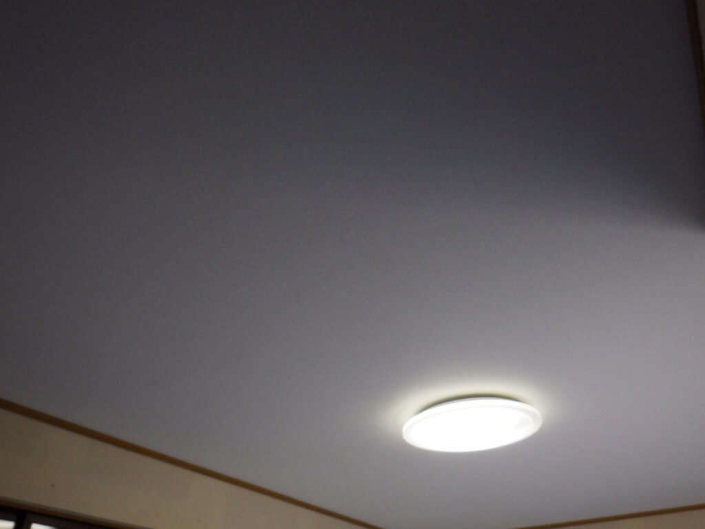 クロス貼り替え完了になります。