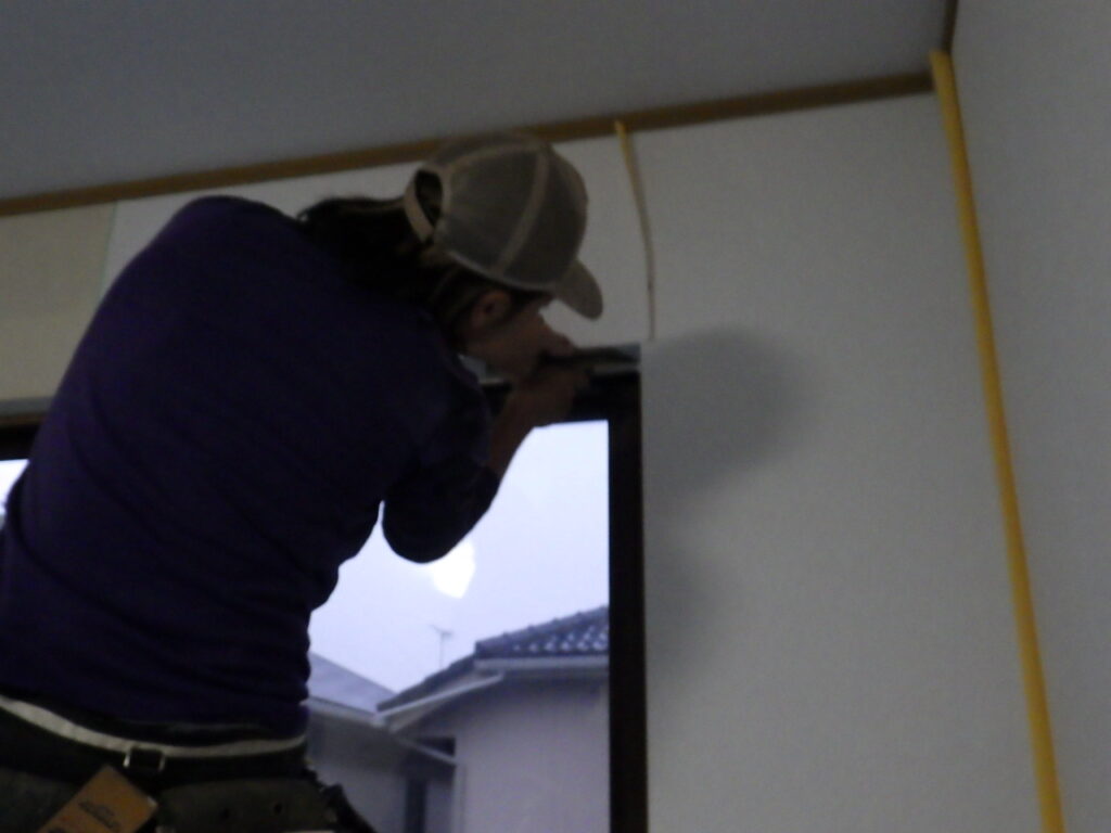 クロス貼り替えを行っている様子になります。