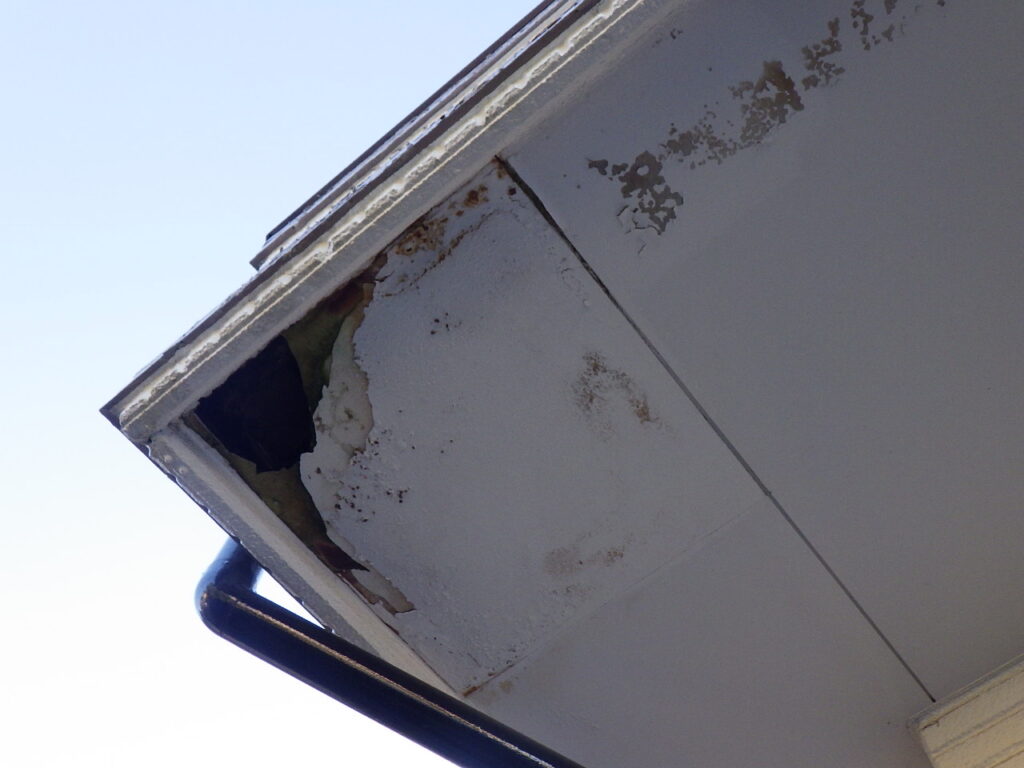 ベランダ笠木からの雨漏りで軒天が剥がれた施工前