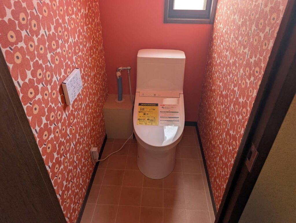 トイレ施工後：明るい内装と節水型便器