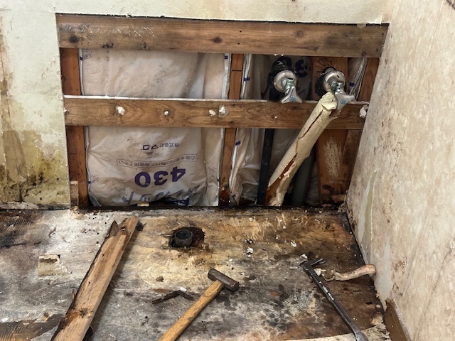 洗面台解体後の様子