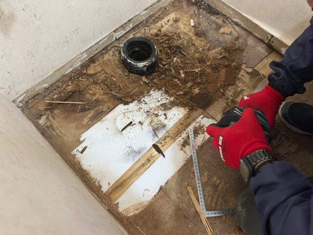 トイレまわりの水漏れで腐食した床