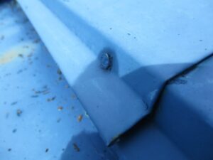 棟板金の釘が抜けかけている様子