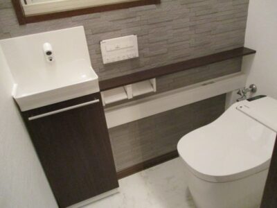 トイレ床の張替え：耐水性の高いフロア材