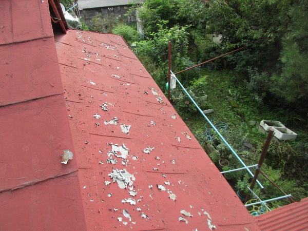 金属屋根にサビが出ている様子