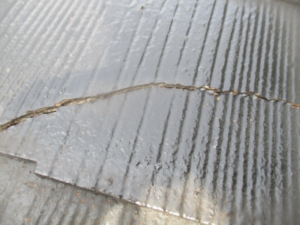 屋根が剥がれている様子