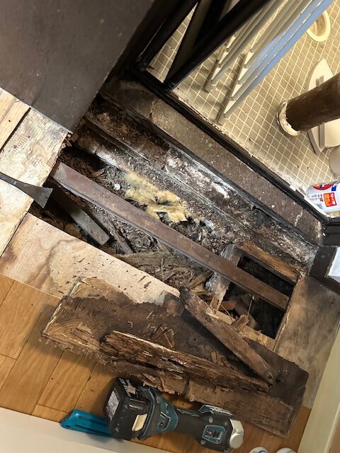 浴室入口の水漏れで傷んだ床