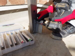 躯体枠の金具などを取り付けていきます。