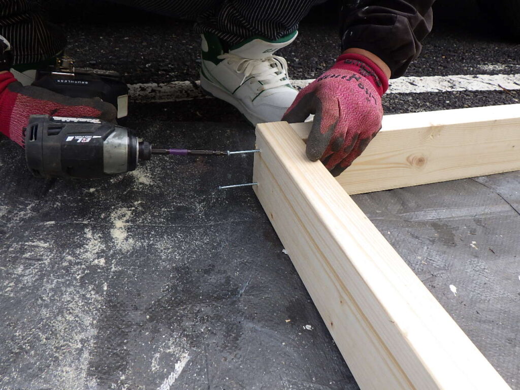 鉄板周囲の火傷防止のガードを作っています。