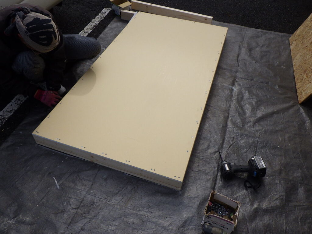 石膏ボードをビス止めしていきました。