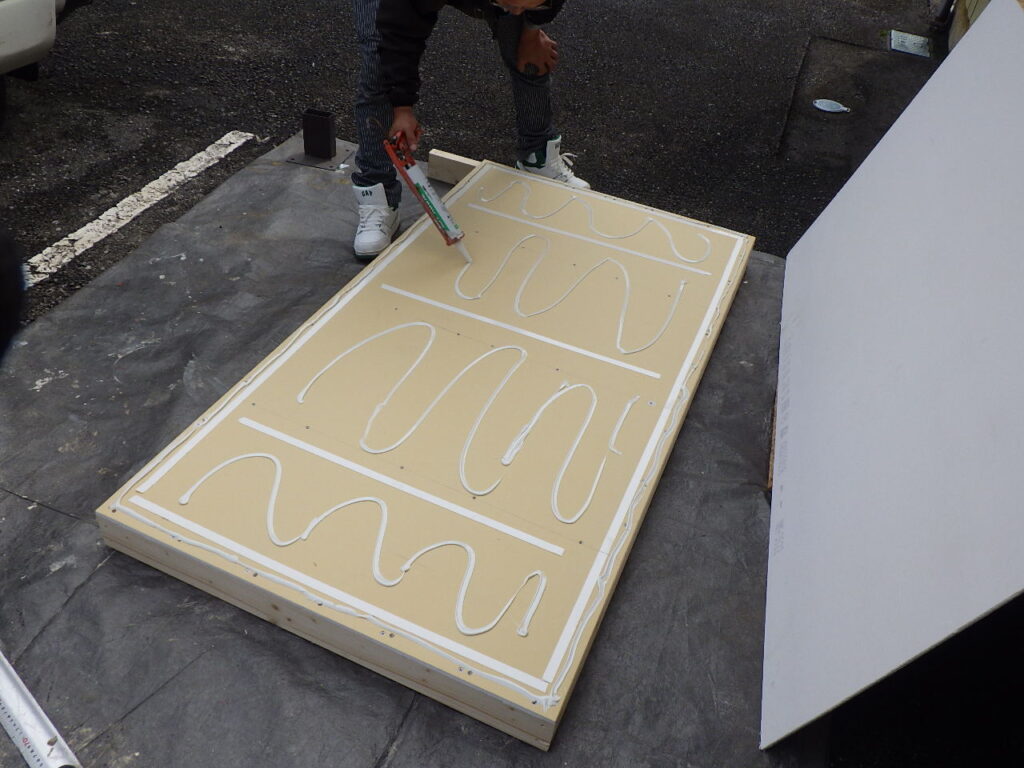 石膏ボードの上に両面テープとボンドを入れていきました。 