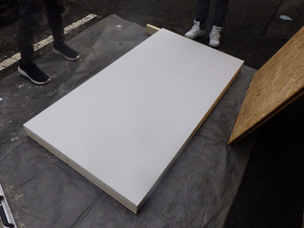 ベニヤ板貼り付け完了 