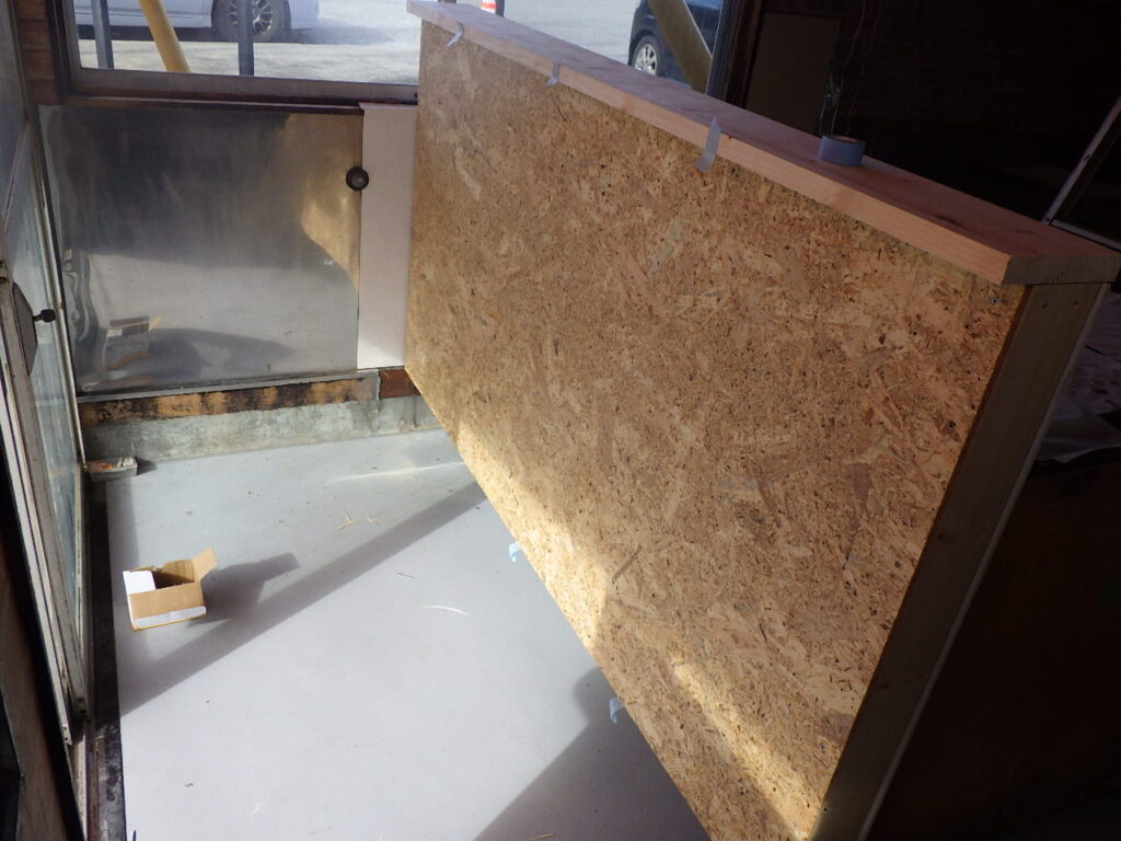 合板を取付けていきます