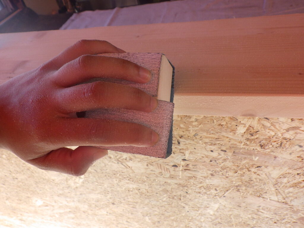 平板をペーパーでがけしていきます。