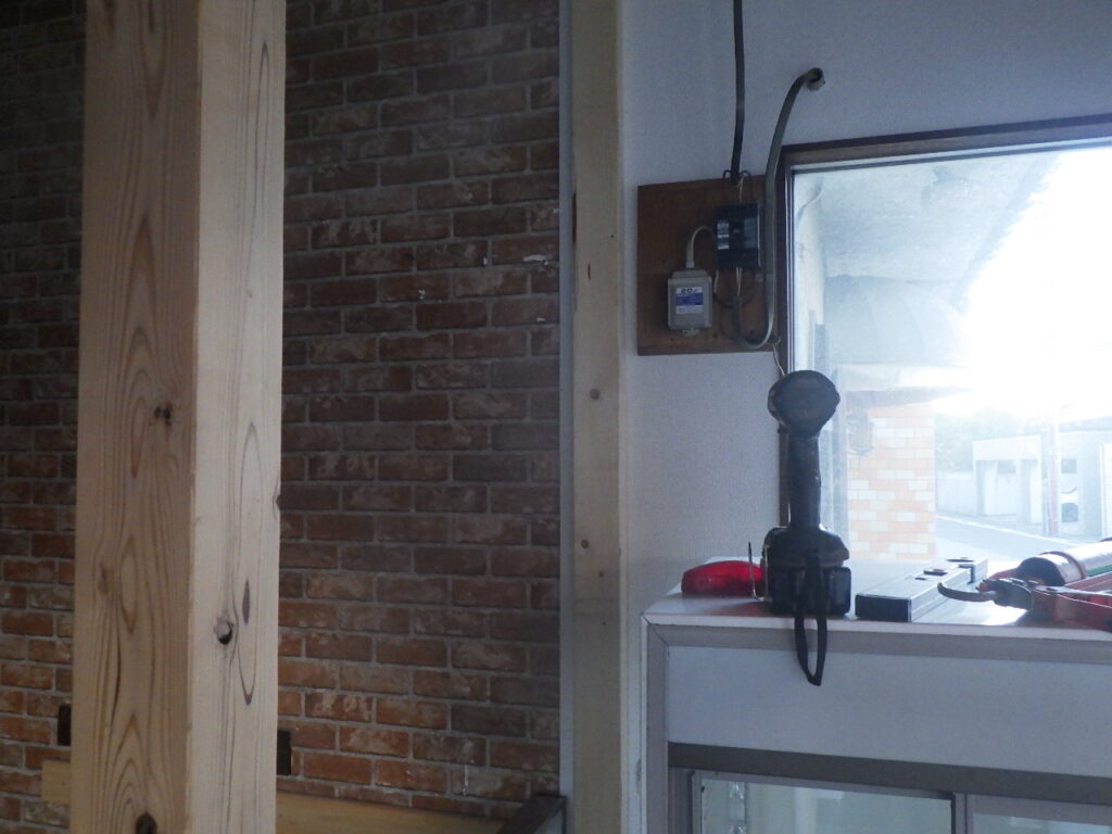 壁側にビスを打ち込もうとしましたが下地が無く取付けていきました。