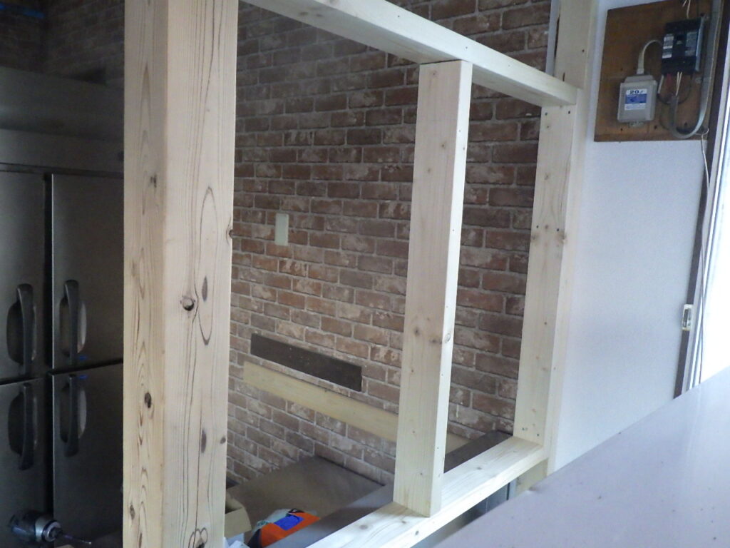 木材を必要なサイズに切って組み立ててから取付けていきます。