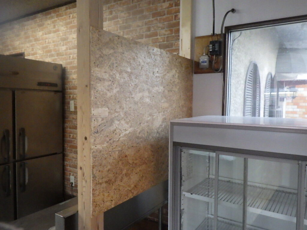 合板を必要なサイズに切ってビス止めしていきました。