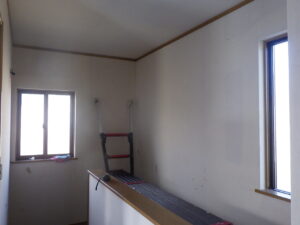 2階階段周りのクロス貼り替え前になります。