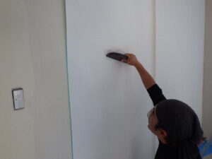 クロス貼り替え中の様子になります。