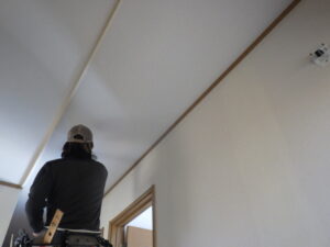 天井からクロス貼り替えを進めて行きます。