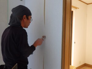 定規でクロスを真っ直ぐにカットし、ジョイントローラーでクロス同士を圧着していきます。