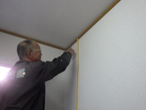 キッチンクロス貼り替え中の様子になります。