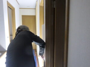 クロス貼り替え中の様子になります。