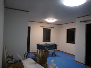 1階リビングクロス貼り替え完了になります。