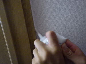 サッシ廻りの隙間をコーキング充填している様子