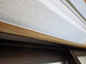 窓枠のコーキング充填が完了。