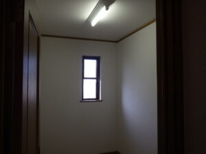 2F納戸クロス貼り替え後