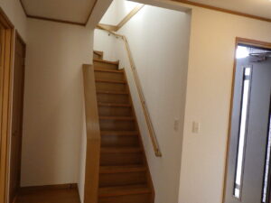 階段クロス貼り替え後