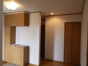 玄関　クロス貼り替え後