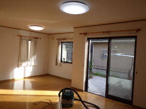 リビング　クロス貼り替え後