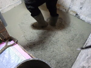 生コンを浴槽に入れていき、鏝を使って平らにしていきます。