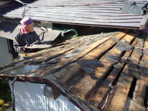 屋根から解体を進めていきます。