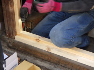 開口部に補強材を取り付けている様子になります。